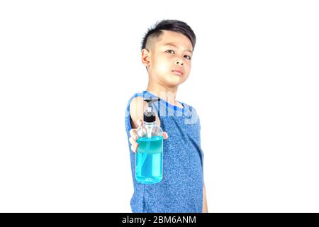 Isolierte Alkohol Gel-Flaschen in den Händen von asiatischen Jungen auf einem weißen Hintergrund mit Clipping-Pfad. Stockfoto
