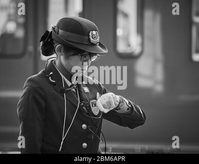 Kyoto / Japan - 3. November 2017: Bahnhofsbeauftragte, die die Zeit im Bahnhof Kyoto, Kyoto, Japan, überprüft Stockfoto