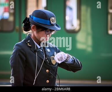 Kyoto / Japan - 3. November 2017: Bahnhofsbeauftragte, die die Zeit im Bahnhof Kyoto, Kyoto, Japan, überprüft Stockfoto