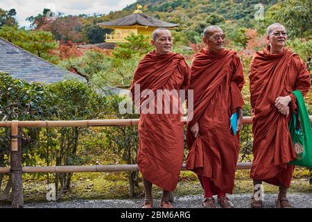 Kyoto / Japan - 12. November 2017: Buddhistische Mönche stehen vor dem Kinkakuji-Tempel Gooden Pavilion, Zen-buddhistischer Tempel in Kyoto, Japan, UNESCO w Stockfoto