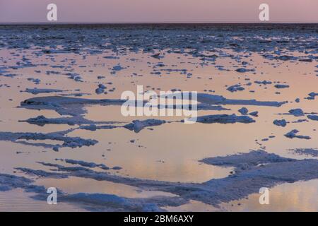 Farbenprächtiger Sonnenuntergang in der Danakil Wüste mit Salzebenen, Äthiopien Stockfoto