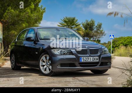 BMW 3er E90 330i Funkelnde Graphit am Berg Stockfoto