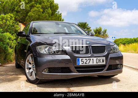 BMW 3er E90 330i Funkelnde Graphit am Berg Stockfoto