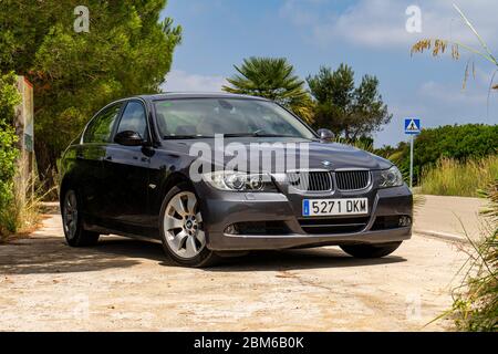 BMW 3er E90 330i Funkelnde Graphit am Berg Stockfoto