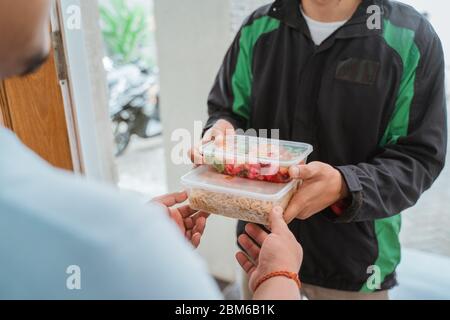 Online-Einkauf von Lebensmitteln, die dem Kunden zu Hause geliefert werden Stockfoto