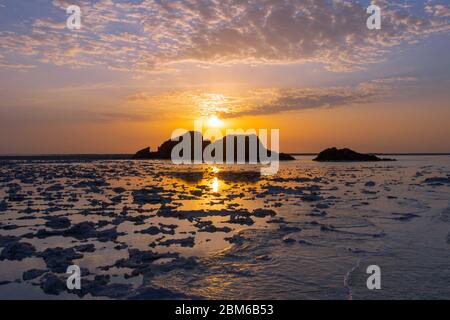 Farbenprächtiger Sonnenuntergang in der Danakil Wüste mit Salzebenen, Äthiopien Stockfoto