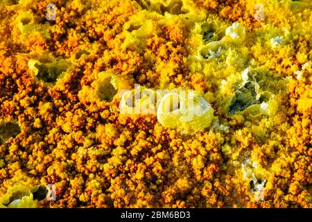 Bunte Landschaft von Dallol terrestrischen Hydrothermalsystem - hydrothermale Kamine, Salzsäulen und Terrassen in Danakil Wüste, Äthiopien Stockfoto