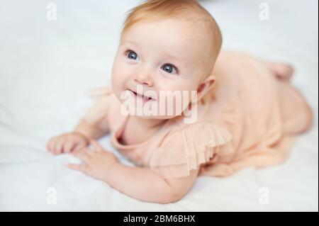 Porträt eines süßen Babys Lächeln trägt ein rosa Kleid im Studio Stockfoto