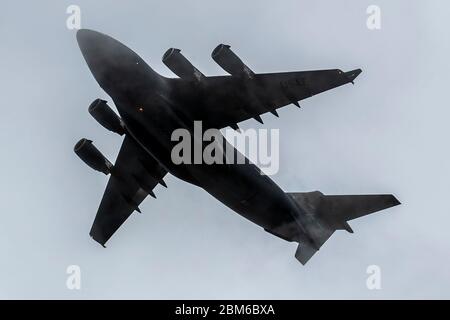 Ein C-17 Globemaster III, geflogen von einer 3. Airlift Squadron Aircrew, führt einen Flyby über Bayheatth in Dover, Delaware, 6. Mai 2020 durch. Dover AFB führte den Vorbeiflug in einer Show der Unterstützung für die tapferen Amerikaner an der Spitze des Kampfes gegen COVID-19, die die Städte Christiana, Dover, Milford, Lewes und Seaford, Delaware umfasste. Aufgrund des Wetters und eines erheblichen Risikos für die Flugsicherheit wurde das Flugzeug zurück zur Dover AFB umgeleitet und der Flyby nach der Überführung von Dover eingestellt. (USA Luftwaffe Foto von Senior Airman Christopher Quail) Stockfoto