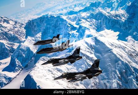 Zwei F-35A Lightning IIS, die dem 356th Fighter Squadron zugewiesen sind, und zwei F-16 Fighting Falcons, die dem 18. Aggressor Squadron zugewiesen sind, fliegen am 5. Mai 2020 über den Denali National Park in Alaska. Beide Flugzeuge sind Einheiten auf der Eielson Air Force Base zugewiesen, wo die größte Großübung der Pacific Air Force, die ROTE FLAGGE-Alaska, zu Hause ist. (USA Air Force Foto von Tech. Sgt. Jerilyn Quintanilla) Stockfoto