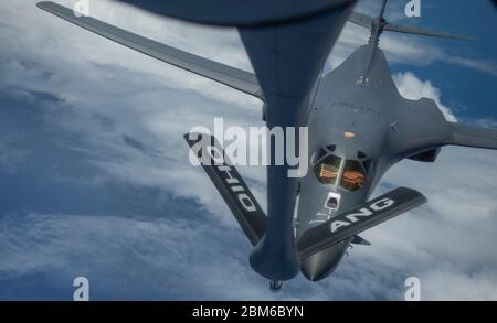 Ein 9. Expeditionskrappadron B-1B Lancer wird während einer Trainingsmission von einem Ohio Air National Guard KC-135 Stratotanker vom 166. Aerial Tanken Squadron über dem Ostchinesischen Meer am 6. Mai 2020 betankt. Die 9. EBS wird auf dem Luftwaffenstützpunkt Andersen in Guam als Teil einer Bomber Task Force eingesetzt, die die strategischen Abschreckungsmissionen der Pacific Air Forces unterstützt und sich für die Sicherheit und Stabilität der indopazifischen Region engagiert. (USA Air Force Foto von Senior Airman River Bruce) Stockfoto