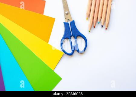 Set für Kinderbasteln diy aus farbigem Karton, Papier, Scheren und Bleistiften. Vorlage für Banner mit Platz für Text Stockfoto