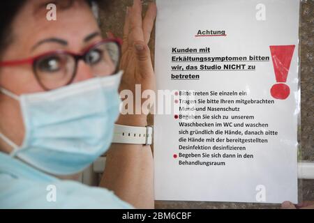 Zinnowitz, Deutschland. Mai 2020. Birgit Petrich, Kosmetikerin, steht mit einer Gesichtsmaske in ihrem Kosmetikstudio Harmonie am Meer. Nach einer achtwöchigen Schließzeit dürfen Dienstleister in Mecklenburg-Vorpommern seit dem 7. Mai 2020 ihre Beauty- und Nagelstudios, Chiropody Salons, Massagepraxis, Sonnen- und Tattoo-Studios wieder eröffnen. Quelle: Stefan Sauer/dpa-Zentralbild/dpa/Alamy Live News Stockfoto