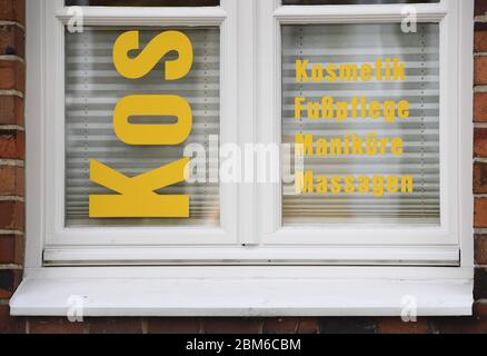 Zinnowitz, Deutschland. Mai 2020. In einem der Fenster befindet sich eine Anzeige für einen Schönheitssalon. Nach einer achtwöchigen Schließzeit dürfen seit 07.05.2020 Dienstleister in Mecklenburg-Vorpommern wieder eröffnet werden, darunter Kosmetik- und Nagelstudios, Chiropody-Salons, Massagepraxen, Sonnen- und Tattoo-Studios. Quelle: Stefan Sauer/dpa-Zentralbild/dpa/Alamy Live News Stockfoto