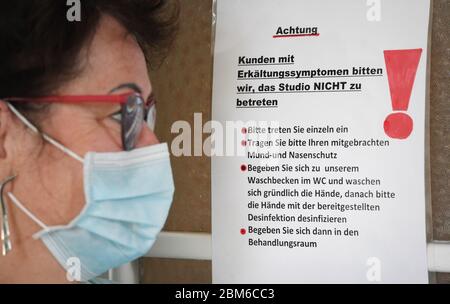 Zinnowitz, Deutschland. Mai 2020. Birgit Petrich, Kosmetikerin, steht mit einer Gesichtsmaske in ihrem Kosmetikstudio Harmonie am Meer. Nach einer achtwöchigen Schließzeit dürfen Dienstleister in Mecklenburg-Vorpommern seit dem 7. Mai 2020 ihre Beauty- und Nagelstudios, Chiropody Salons, Massagepraxis, Sonnen- und Tattoo-Studios wieder eröffnen. Quelle: Stefan Sauer/dpa-Zentralbild/dpa/Alamy Live News Stockfoto