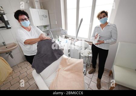 Zinnowitz, Deutschland. Mai 2020. Birgit Petrich (l.), Kosmetikerin, und Ina Schudrowitz, Kosmetikerin, stehen im Kosmetik-Studio Harmonie am Meer und tragen Gesichtsmasken. Nach einer achtwöchigen Schließzeit dürfen Dienstleister in Mecklenburg-Vorpommern seit dem 7. Mai 2020 ihre Beauty- und Nagelstudios, Chiropody Salons, Massagepraxis, Sonnen- und Tattoo-Studios wieder eröffnen. Quelle: Stefan Sauer/dpa-Zentralbild/dpa/Alamy Live News Stockfoto