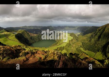 Blick vom Miradouro da Boca do Inferno auf Sete Citades, Azoren, Portugal Stockfoto