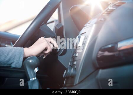 Fahrerin Hand einfügen Autoschlüssel und Motor starten. Stockfoto