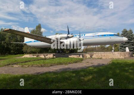 Vologda, Russland - 20. August 2019: Turboprop-Passagierflugzeug IL-18 auf dem Flughafen von Vologda Stockfoto