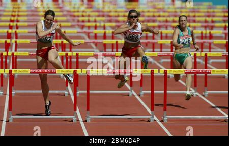 MANCHESTER - JULI 26: Kelly SOTHERTON, Kerry Jury of England und Jane JAMIESON aus Australien treten im ersten Frauenkampf im Heptathlon in der City of Mancheste an Stockfoto