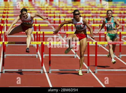 MANCHESTER - JULI 26: Kelly SOTHERTON, Kerry Jury of England und Jane JAMIESON aus Australien treten im ersten Frauenkampf im Heptathlon in der City of Mancheste an Stockfoto