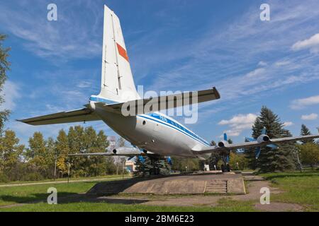 Vologda, Russland - 20. August 2019: Rückansicht des Passagierflugzeugs IL-18 am Flughafen Vologda Stockfoto