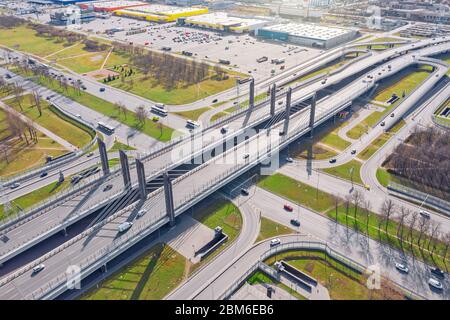 Kreuzung von zwei großen Autobahnen mit Kabel-Brücke und Kreuzung in der Stadt, Luftaufnahme Stockfoto