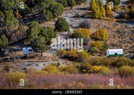 Schafhirten-Wagen und Herbstfarbe in den Bergen, vom US Highway 6 in den Wasatch Mountains in Utah, USA aus gesehen [Keine Eigentumsfreigabe; verfügbar Stockfoto