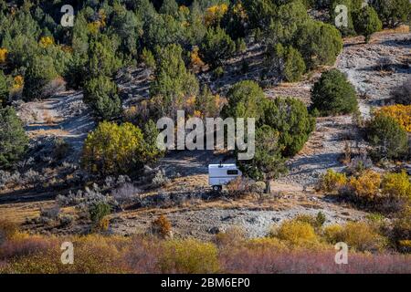 Schafhirten-Wagen und Herbstfarbe in den Bergen, vom US Highway 6 in den Wasatch Mountains in Utah, USA aus gesehen [Keine Eigentumsfreigabe; verfügbar Stockfoto