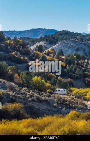 Schafhirten-Wagen und Herbstfarbe in den Bergen, vom US Highway 6 in den Wasatch Mountains in Utah, USA aus gesehen [Keine Eigentumsfreigabe; verfügbar Stockfoto