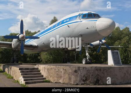 Vologda, Russland - 20. August 2019: Denkmal für das Passagierflugzeug IL-18 am Flughafen von Vologda Stockfoto