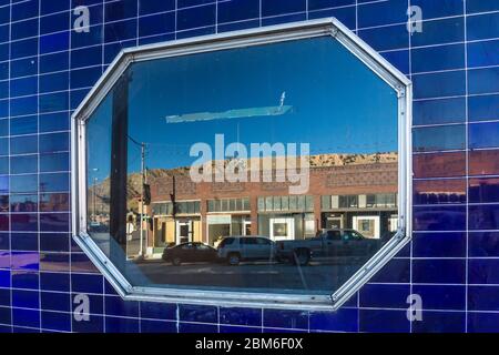 Glänzende blaue Fliesen an der Vorderseite eines alten Gebäudes an der Main Street in Helper, Utah, USA [Hinweis: Keine Eigentumsfreigabe; Foto für redaktionelle verwendung verfügbar li Stockfoto