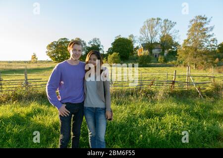 Junge glückliche multi ethnischen Paar zusammen und in der Liebe zur Natur Stockfoto