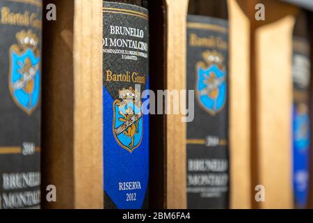 Der Brunello di Montalcino ist einer der bekanntesten Rotweinproduzenzen Italiens. Namensgebend ist die Gemeinde Montalcino im Val d’Orcia, im Süden Stockfoto