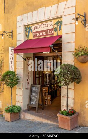 Der Brunello di Montalcino ist einer der bekanntesten Rotweinproduzenzen Italiens. Namensgebend ist die Gemeinde Montalcino im Val d’Orcia, im Süden Stockfoto