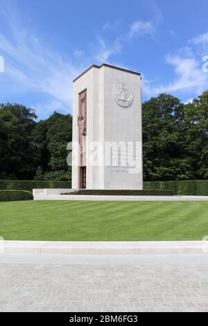 Ecke der Kapelle gegen einen blauen Himmel auf dem Luxembourg American Cemetery and Memorial. Stockfoto