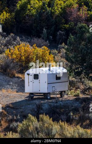 Schafhirten-Wagen und Herbstfarbe in den Bergen, vom US Highway 6 in den Wasatch Mountains in Utah, USA aus gesehen [Keine Eigentumsfreigabe; verfügbar Stockfoto