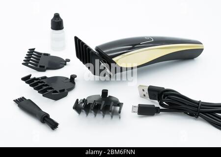 Ein Set des kabellosen elektrischen Haarschneiders isoliert auf weißem Hintergrund. Stockfoto