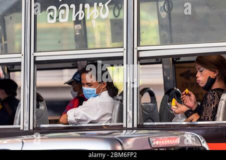 Buspassagier mit Gesichtsmaske während der Pandemie von Covid 19, Bangkok, Thailand Stockfoto