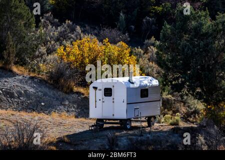 Schafhirten-Wagen und Herbstfarbe in den Bergen, vom US Highway 6 in den Wasatch Mountains in Utah, USA aus gesehen [Keine Eigentumsfreigabe; verfügbar Stockfoto