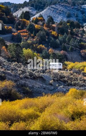 Schafhirten-Wagen und Herbstfarbe in den Bergen, vom US Highway 6 in den Wasatch Mountains in Utah, USA aus gesehen [Keine Eigentumsfreigabe; verfügbar Stockfoto