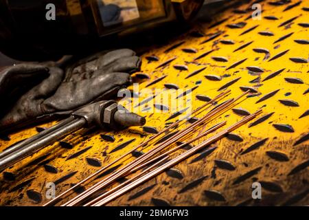 Gasschweißen und Sicherheitseinrichtungen auf einer grunge gelben Checkerplate Hintergrundfläche Stockfoto