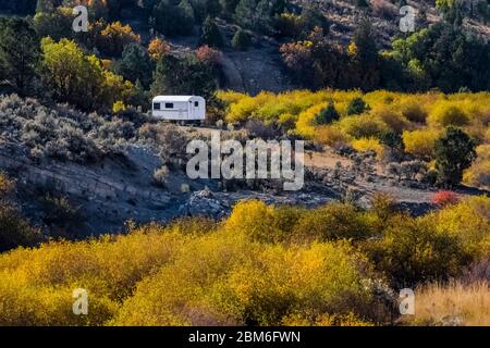 Schafhirten-Wagen und Herbstfarbe in den Bergen, vom US Highway 6 in den Wasatch Mountains in Utah, USA aus gesehen [Keine Eigentumsfreigabe; verfügbar Stockfoto