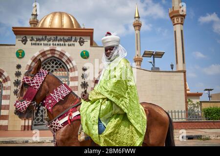 Ilorin Palace Wache zu Pferd in voller Kleidung. Stockfoto