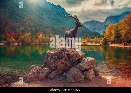 Jasna See mit dem Denkmal der Bergziege - Gämsen an der Vorderseite. Nationalpark Triglav, Slowenien Stockfoto