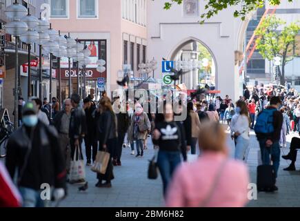 München, Deutschland. Mai 2020. Zahlreiche Passanten nutzen das schöne Wetter für einen Spaziergang in der Fußgängerzone. Kredit: Sven Hoppe/dpa/Alamy Live News Stockfoto