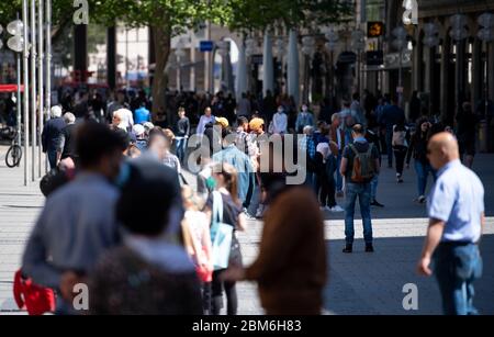 München, Deutschland. Mai 2020. Zahlreiche Passanten nutzen das schöne Wetter für einen Spaziergang in der Fußgängerzone. Kredit: Sven Hoppe/dpa/Alamy Live News Stockfoto