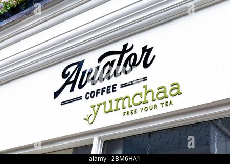 Schild für Aviator Coffee Yumchaa Specialist Teehaus Cafe in Berwick Street, Soho, London, Großbritannien Stockfoto