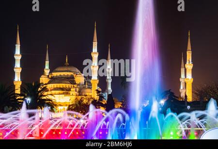Blaue Moschee in der Nacht mit bunten Brunnen (aus mehreren Fotos kombiniert in einem mit einem Programm). Es befindet sich in Istanbul, Türkei. Der Unterschied Stockfoto