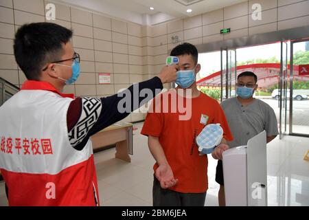 Nanchang, Chinas Provinz Jiangxi. Mai 2020. Ein Student wird am 7. Mai 2020 in die Kantine der Nanchang Universität in Nanchang, der ostchinesischen Provinz Jiangxi, eingecheckt. Studenten der Nanchang Universität begannen am Donnerstag, zur Schule zurückzukehren. Die Universität hat verschiedene Maßnahmen zur Prävention von Epidemien auf dem Campus getroffen, um die Sicherheit der Studierenden zu gewährleisten. Kredit: Peng Zhaozhi/Xinhua/Alamy Live News Stockfoto